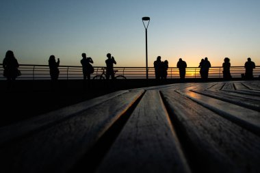 Salvador, Bahia, Brezilya - 19 Eylül 2019: Silüet içinde bir grup insanın Salvador, Bahia 'da günbatımının keyfini çıkardığı görüldü..