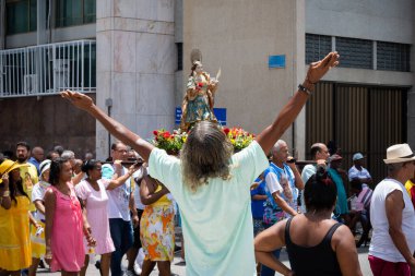 Salvador, Bahia, Brezilya - 08 Aralık 2019: Conceicao da Praia onuruna düzenlenen törene katılan Katolik Kilisesi üyeleri görülüyor. Bahia, Salvador şehri..