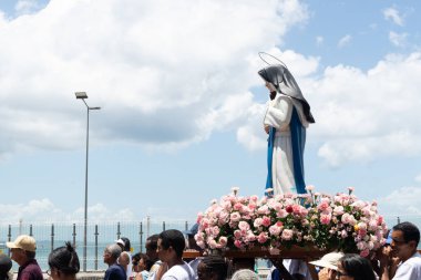 Salvador, Bahia, Brezilya - 08 Aralık 2019: Aziz Dulce Anıtı, Bahia 'nın Salvador kentinin sokaklarında Katolik inananlar tarafından bir törenle taşınırken görüldü..