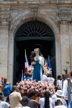 Salvador, Bahia, Brezilya - 08 Aralık 2019: Fakir Aziz Dulce 'nin görüntüsü, Bahia' nın Salvador kentinin caddelerinde düzenlenen geçit töreninde inananlar tarafından taşınır..