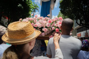 Salvador, Bahia, Brezilya - 08 Aralık 2019: Katolik inananlar, Bahia 'nın Salvador kentindeki bir geçit töreninde Aziz Dulce dos Pobres heykelini taşıdılar..