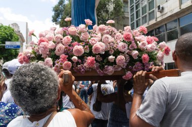 Salvador, Bahia, Brezilya - 08 Aralık 2019: Aziz Dulce Anıtı, Bahia 'nın Salvador kentinin sokaklarında Katolik inananlar tarafından bir törenle taşınırken görüldü..