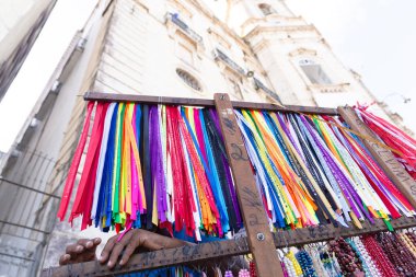 Salvador, Bahia, Brezilya - 08 Aralık 2024: Anma kurdeleleri ve Salvador, Bahia 'daki Our Lady of Conceicao da Praia kilisesi.