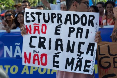 Salvador, Bahia, Brezilya - 10 Aralık 2024: Tecavüzcüleri destekleyen bir yasayı protesto eden aktivistler görülüyor. Bahia, Salvador şehri..