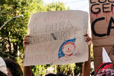 Salvador, Bahia, Brezilya - 10 Aralık 2024: Eski Başkan Bolsonaro 'nun Bahia' nın Salvador kentinde düzenlenen siyasi protesto sırasında tutuklanması yönünde çağrıda bulunan eylemciler görülüyor.