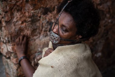 Siyah kadın zincirlenmiş ve ağzında demir bir maskeyle köle Anastacia 'yı temsil ediyor. Brezilya 'da kölelik. Acı hissediyorum..