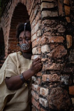 Siyah kadın zincirlenmiş ve ağzında demir bir maskeyle Pelourinho 'nun tuğla duvarlarında köle Anastacia' yı temsil ediyor. Brezilya 'da kölelik. Acı ve acı..
