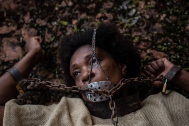 Ağzına demir bir maske takmış siyah bir kadının portresi. Zincirli. Brezilya 'da kölelik. Korku ve üzüntü hissi..