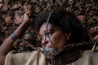 Ağzına demir bir maske takmış siyah bir kadının portresi. Zincirli. Brezilya 'da kölelik. Korku ve üzüntü hissi..