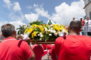 Salvador, Bahia, Brezilya - 4 Aralık 2019: Katolikler, Salvador, Bahia 'nın tarihi merkezinde Santa Barbara geçit töreni sırasında azizlerin resimlerini taşırken görüldü.
