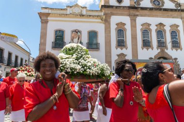Salvador, Bahia, Brezilya - 4 Aralık 2019: Katolikler, Salvador, Bahia 'nın tarihi merkezinde Santa Barbara geçit töreni sırasında azizlerin resimlerini taşırken görüldü.