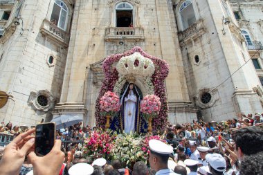Salvador, Bahia, Brezilya - 08 Aralık 2019: Katolik inananlar, Bahia 'nın Salvador kentindeki bir geçit töreninde Conceicao da Praia heykelini taşırken görüldü..