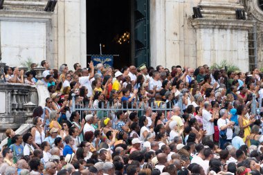 Salvador, Bahia, Brezilya - 08 Aralık 2024: Katolik kalabalığı, Bahia 'nın Salvador kentinde bulunan Conceicao da Praia Hanımefendisinin anısına düzenlenen ayin sırasında görüldü..
