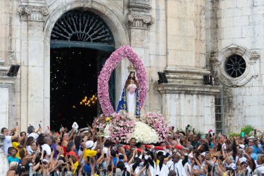 Salvador, Bahia, Brezilya - 08 Aralık 2024: Katolikler, Conceicao da Praia Leydimizin onuruna düzenlenen törene katıldıkları görüldü. Salvador, Bahia.