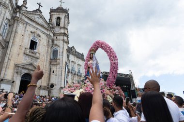 Salvador, Bahia, Brezilya - 08 Aralık 2024: Conceicao da Praia Hanımefendisinin resmi bir tören sırasında Katolikler tarafından eşlik edilir. Salvador, Bahia.