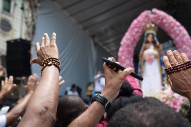 Salvador, Bahia, Brezilya - 08 Aralık 2024: Katolik inananlar Salvador, Bahia 'da Conceicao da Praia Leydimize dua ederken görülüyor..