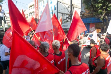 Salvador, Bahia, Brezilya - 10 Aralık 2024: Brezilya 'da yasaların iyileştirilmesini protesto eden aktivistler görülüyor. Bahia, Salvador şehri..