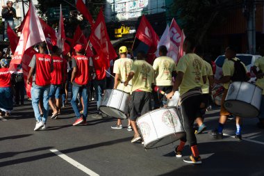 Salvador, Bahia, Brezilya - 10 Aralık 2024: Eylemciler 6x1 çalışma programı yasasını protesto ederken görülüyor. Bahia, Salvador şehri..