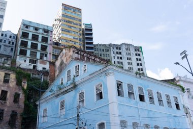 Salvador, Bahia, Brezilya - 08 Aralık 2024: Salvador, Bahia 'nın tarihi merkezindeki eski evlerin altında görüntüler.