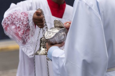 Salvador, Bahia, Brezilya - 08 Aralık 2024: Praia Meryem Ana 'nın onuruna düzenlenen törende papazlar görülüyor. Salvador, Bahia.