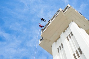 Salvador, Bahia, Brezilya - 15 Aralık 2019: İki adamın Lacerda asansöründen indiği görüldü. Bahia, Salvador şehri..