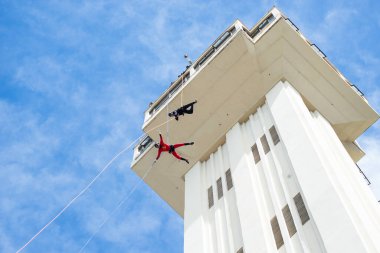 Salvador, Bahia, Brezilya - 15 Aralık 2019: Süper kahraman gibi giyinmiş ayakçılar Salvador, Bahia 'daki Lacerda asansöründen inerken görüldü.