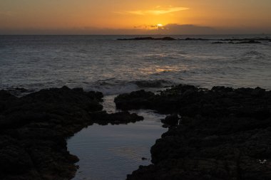 Deniz üzerinde güzel ve romantik turuncu gün batımı. Korunmuş çevre. Brezilya