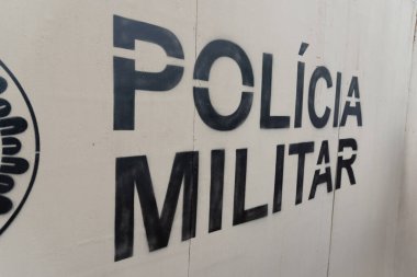 Salvador, Bahia, Brezilya - 08 Aralık 2024: Askeri polis merkezini gösteren duvar. Bahia, Salvador şehri..