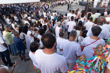 Salvador, Bahia, Brezilya - 27 Aralık 2024: Katolikler 2024 yılının son Cuma günü Bonfim Kilisesi 'nde dua ettiler. Salvador, Bahia.