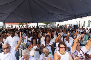 Salvador, Bahia, Brezilya - 27 Aralık 2024: Katolikler 2024 yılının son Cuma günü Bonfim Kilisesi 'nde ayine katılırken görüldü. Salvador, Bahia.