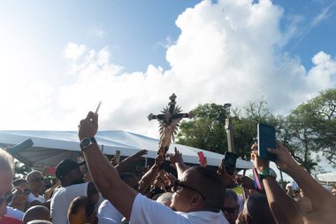 Salvador, Bahia, Brezilya - 27 Aralık 2024: Katolikler 2024 yılının son Cuma günü Bonfim Kilisesi 'nde ayine katılırken görüldü. Salvador, Bahia.