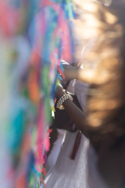 Salvador, Bahia, Brezilya - 27 Aralık 2024: Katolik bir kişinin 2024 yılının son Cuma günü Bonfim Kilisesi 'nde ayin sırasında anma kurdelelerine dokunduğu görüldü. Salvador, Bahia.