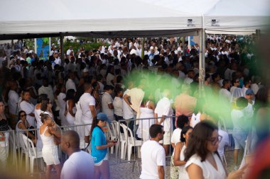 Salvador, Bahia, Brezilya - 27 Aralık 2024: Katolikler 2024 yılının son Cuma günü Bonfim Kilisesi 'nde ayin sırasında görüldüler. Salvador, Bahia.