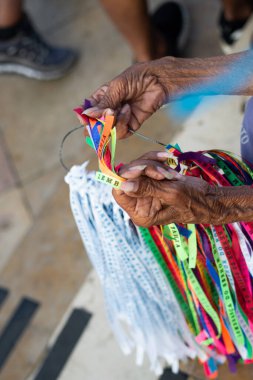 Salvador, Bahia, Brezilya - 27 Aralık 2024: 2024 'te birçok Katolik ayine katılırken görüldü. Bonfim Kilisesi, Salvador, Bahia.