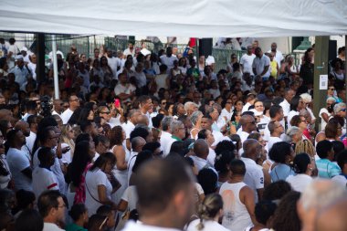 Salvador, Bahia, Brezilya - 27 Aralık 2024: Katolikler 2024 yılının son Cuma günü Bonfim Kilisesi 'nde ayine katılırken görüldü. Salvador, Bahia.