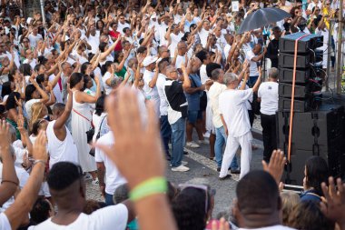 Salvador, Bahia, Brezilya - 27 Aralık 2024: Katolikler 2024 yılının son Cuma günkü açık hava ayinine katılırken görüldü. Bonfim Kilisesi, Salvador, Bahia.