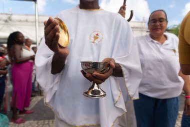 Salvador, Bahia, Brezilya - 27 Aralık 2024: Katolikler, 2024 yılının son Cuma ayini sırasında ev sahiplerini kabul ettiler. Bonfim Kilisesi, Salvador, Bahia.