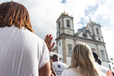 Salvador, Bahia, Brezilya - 27 Aralık 2024: Katolikler 2024 yılının son Cuma günü Bonfim Kilisesi 'nde ayine katılırken görüldü. Salvador, Bahia.