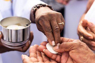 Salvador, Bahia, Brezilya - 27 Aralık 2024: Katolikler, 2024 yılının son Cuma ayini sırasında ev sahiplerini kabul ettiler. Bonfim Kilisesi, Salvador, Bahia.