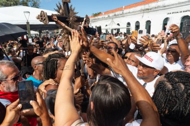 Salvador, Bahia, Brezilya - 27 Aralık 2024: Bir grup Katolik 'in 2024 yılının son Cuma günkü ayin sırasında İsa' nın görüntüsüne dokunmaya çalıştığı görüldü. Bonfim Kilisesi, Salvador, Bahia.