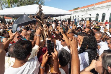Salvador, Bahia, Brezilya - 27 Aralık 2024: 2024 'te birçok Katolik ayine katılırken görüldü. Bonfim Kilisesi, Salvador, Bahia.