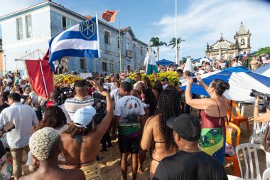 Salvador, Bahia, Brezilya - 31 Aralık 2024: Katolikler Bom Jesus Dos Navegantes heykelini Galeota Gratidao do Povo 'ya taşırken görüldü. Salvador, Bahia.