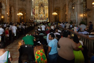 Salvador, Bahia, Brezilya - 01 Ocak 2025: Katolikler Conceicao da Praia 'daki Bom Jesus dos Navegantes ayinine katılırken görüldü. Salvador, Bahia.
