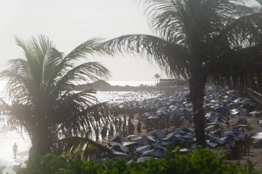 Salvador, Bahia, Brezilya - 05 Ocak 2025: Kalabalık Farol da Barra plajında eğlenirken ve denizde banyo yaparken görülüyor. Salvador, Bahia. 