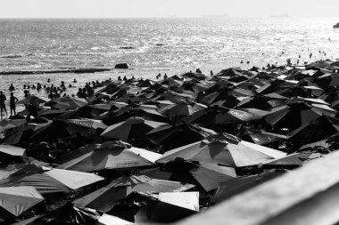 Salvador, Bahia, Brezilya - 05 Ocak 2025: Denizde yıkanan turistlerle dolu Farol da Barra plajının manzarası. Salvador, Bahia.