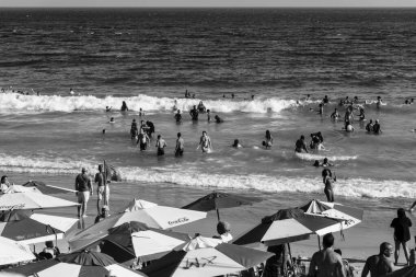 Salvador, Bahia, Brezilya - 05 Ocak 2025: Kalabalık Farol da Barra plajında eğlenirken ve denizde banyo yaparken görülüyor. Salvador, Bahia. 
