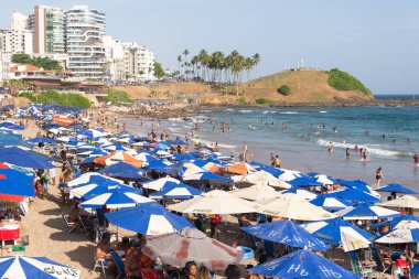 Salvador, Bahia, Brezilya - 05 Ocak 2025: Kalabalık Farol da Barra plajında eğlenirken ve denizde banyo yaparken görülüyor. Salvador, Bahia. 
