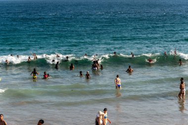 Salvador, Bahia, Brezilya - 05 Ocak 2025: Turistler öğleden sonra Farol da Barra plajında eğlenirken görülüyor. Salvador, Bahia.