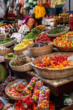 Satış tezgahındaki biberler. Acılı ve baharatlı bir bitki. Meyve, tohum ya da sos. Sao Joaquim Fuarı, Salvador.
