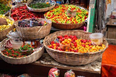 Satış tezgahındaki biberler. Acılı ve baharatlı bir bitki. Meyve, tohum ya da sos. Sao Joaquim Fuarı, Salvador.